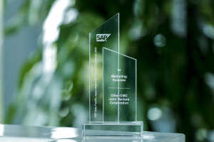 SAP AWARD OF EXCELLENCE 2021のトロフィー