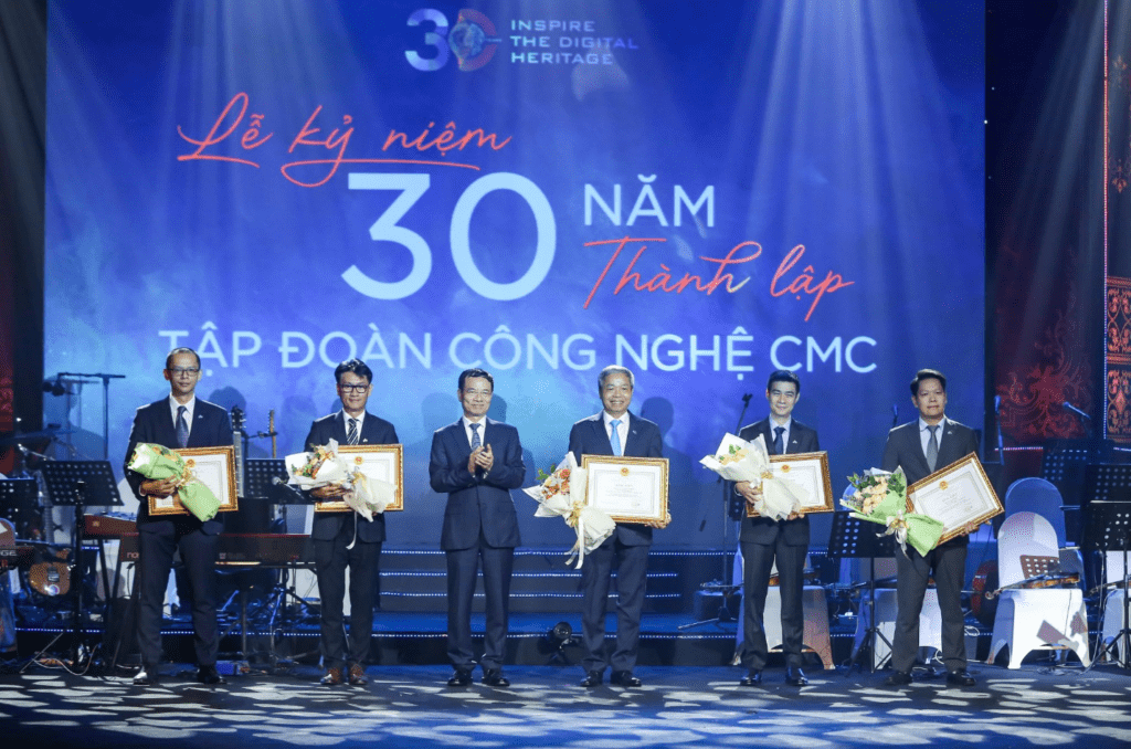 CMC Globalのゼネラルディレクター、Dang Ngoc Bao氏（左から1人目）が、情報通信大臣から表彰状を授与されました。